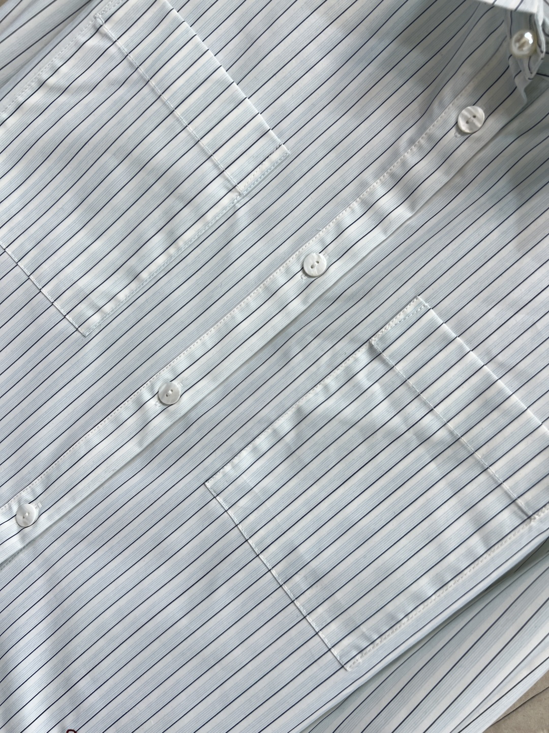25秋冬新款 翻领条纹短款衬衫 白底蓝灰细条纹 简约优雅 衣摆红色字母logo刺绣 低调又有辨识度 版型