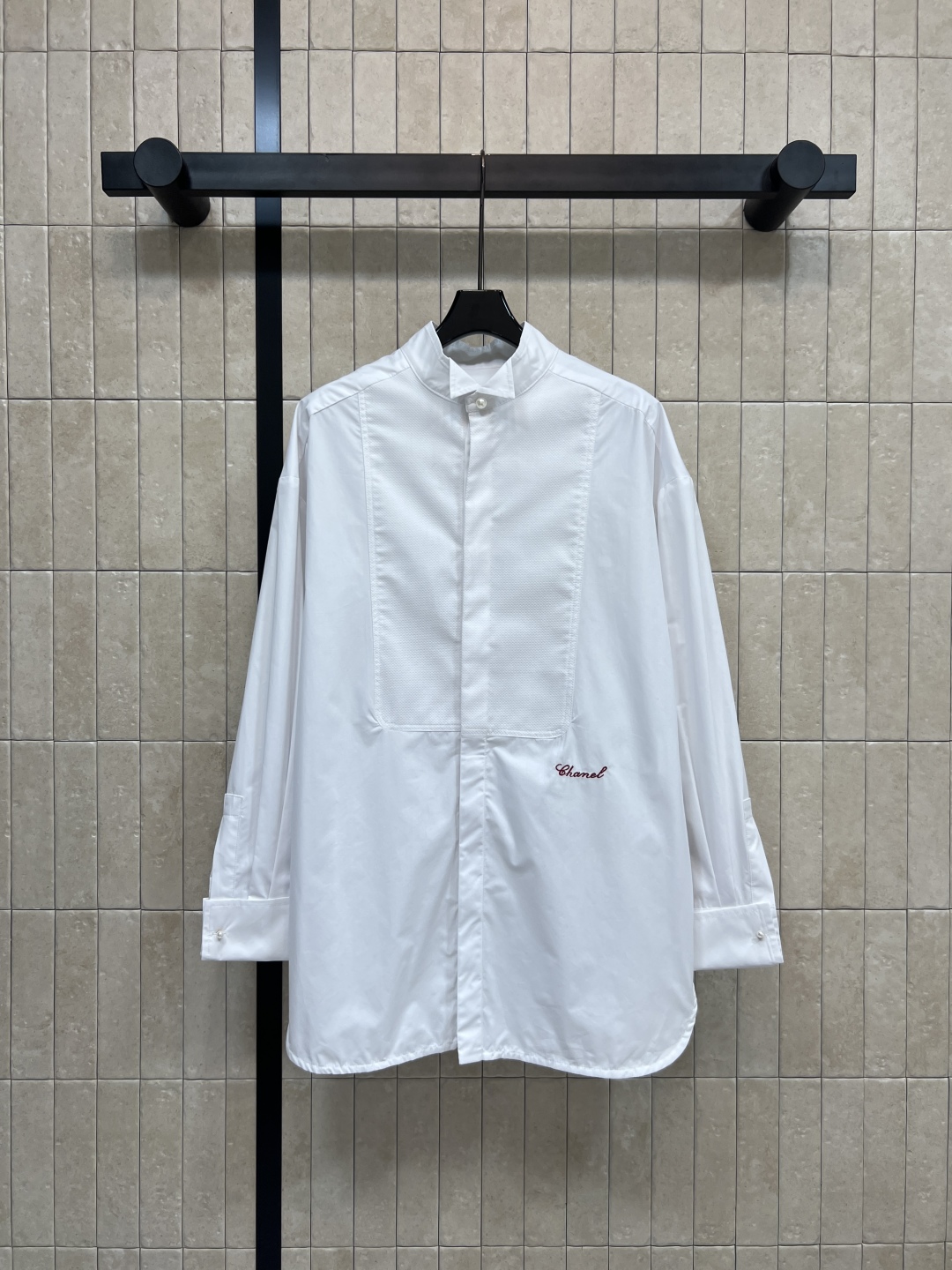 25秋冬新款 立领白色衬衫 选用高品质棉料 柔软舒适 细节满分！立领+翻袖口设计 简约又高级 衣摆红色字