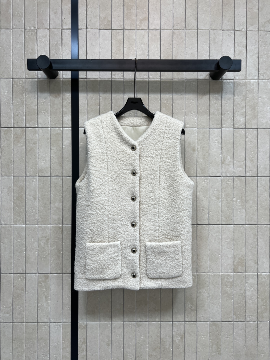 25秋冬新款 羊羔毛马甲 柔软羊羔毛材质超亲肤 保暖力满分！低调奢华 无领圆领设计 正面单排扣 两个对称