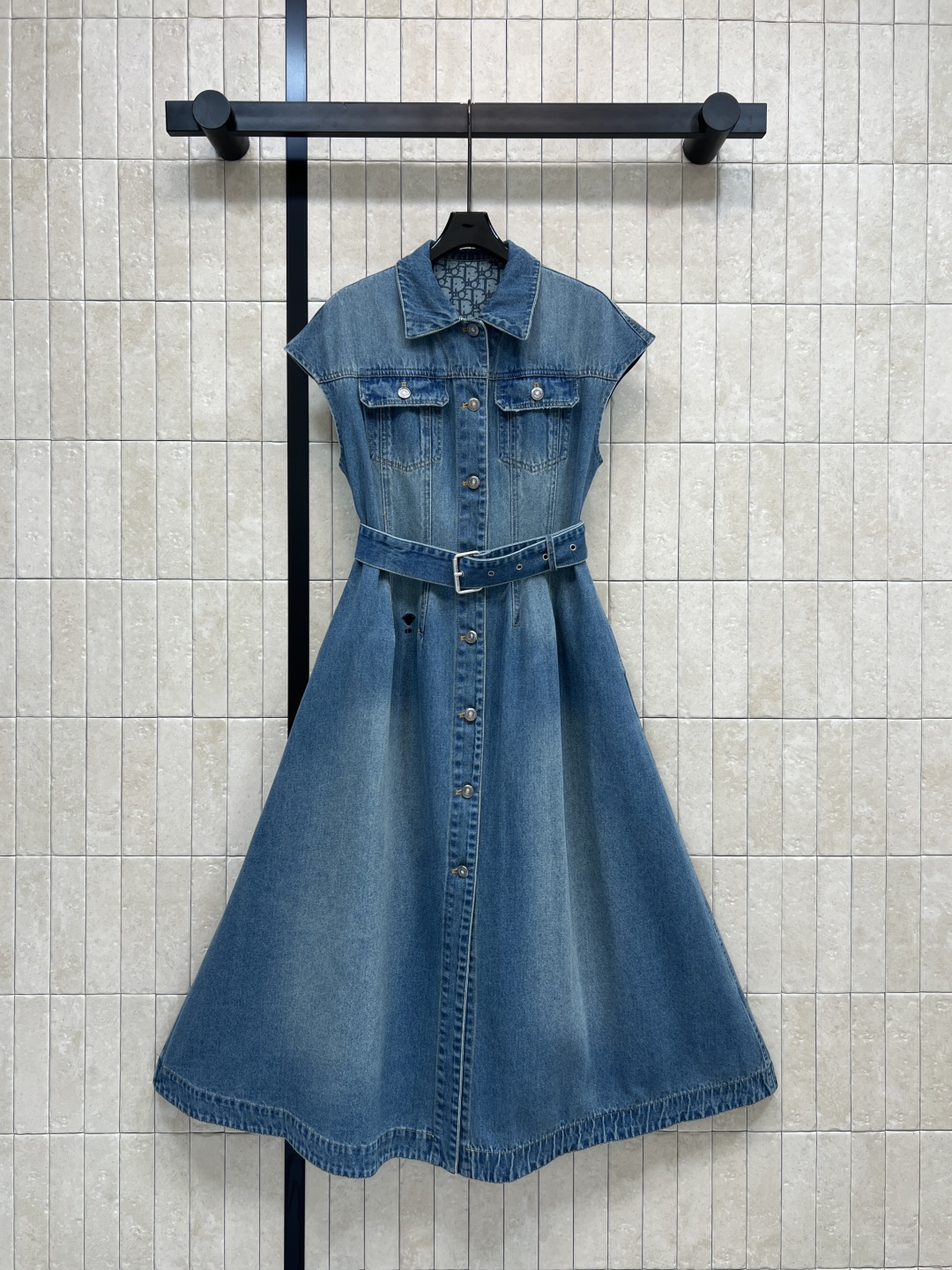 D家 26早春新款 牛仔内提花翻领无袖连衣裙 原版定制字母牛仔洗水面料 翻领单排扣无袖长款连衣裙 优雅复
