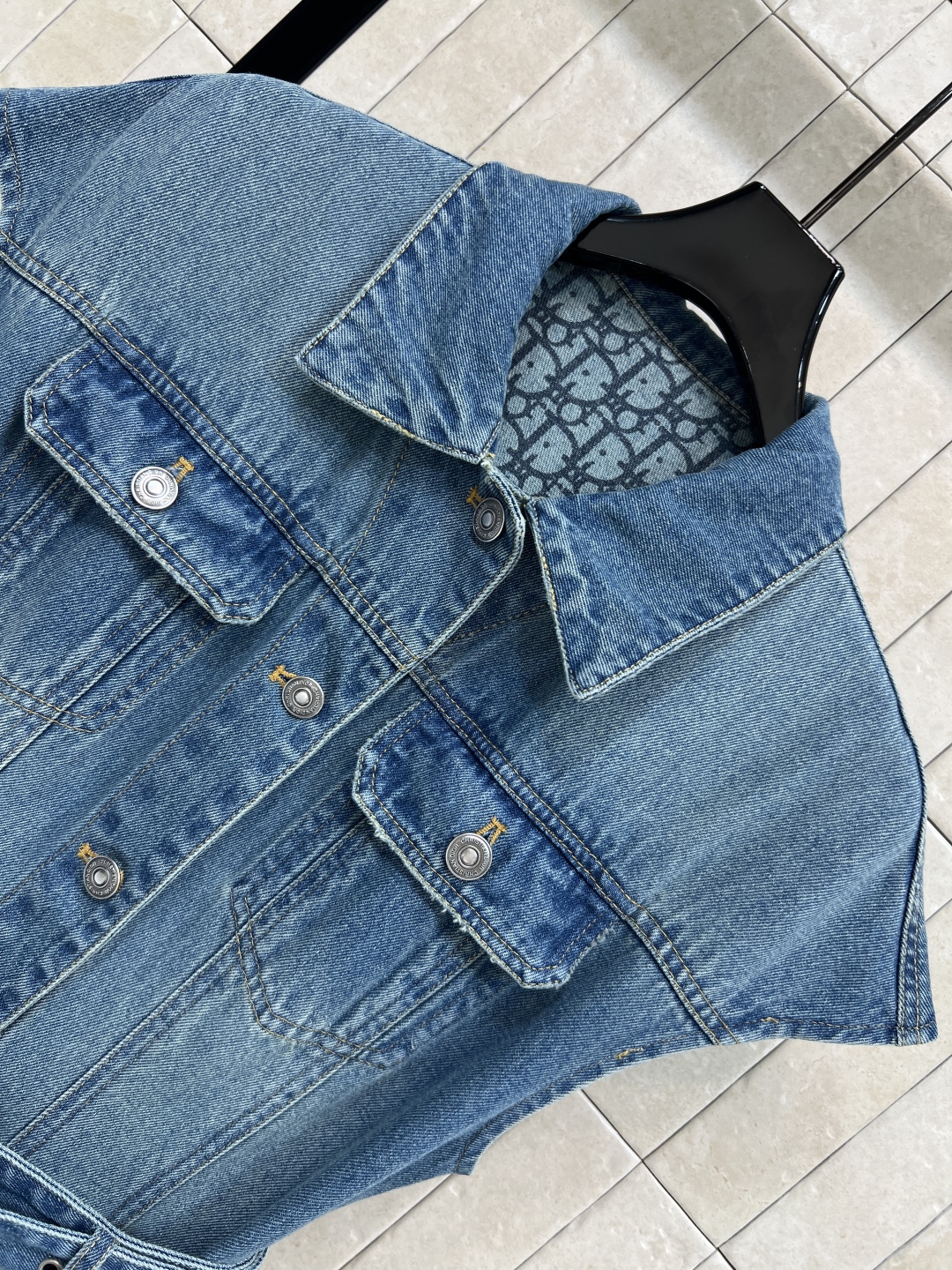 D家 26早春新款 牛仔内提花翻领无袖连衣裙 原版定制字母牛仔洗水面料 翻领单排扣无袖长款连衣裙 优雅复