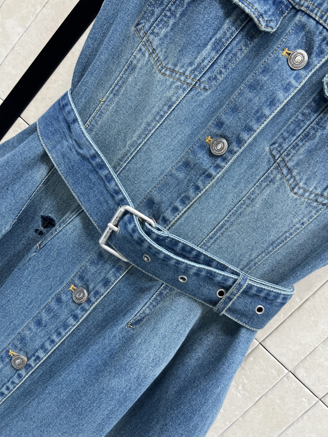 D家 26早春新款 牛仔内提花翻领无袖连衣裙 原版定制字母牛仔洗水面料 翻领单排扣无袖长款连衣裙 优雅复