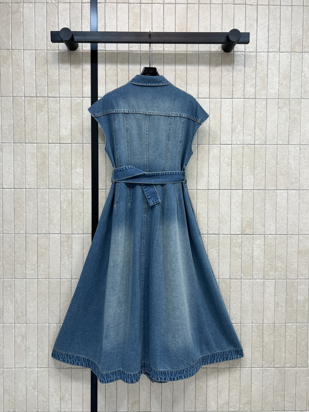 D家 26早春新款 牛仔内提花翻领无袖连衣裙 原版定制字母牛仔洗水面料 翻领单排扣无袖长款连衣裙 优雅复