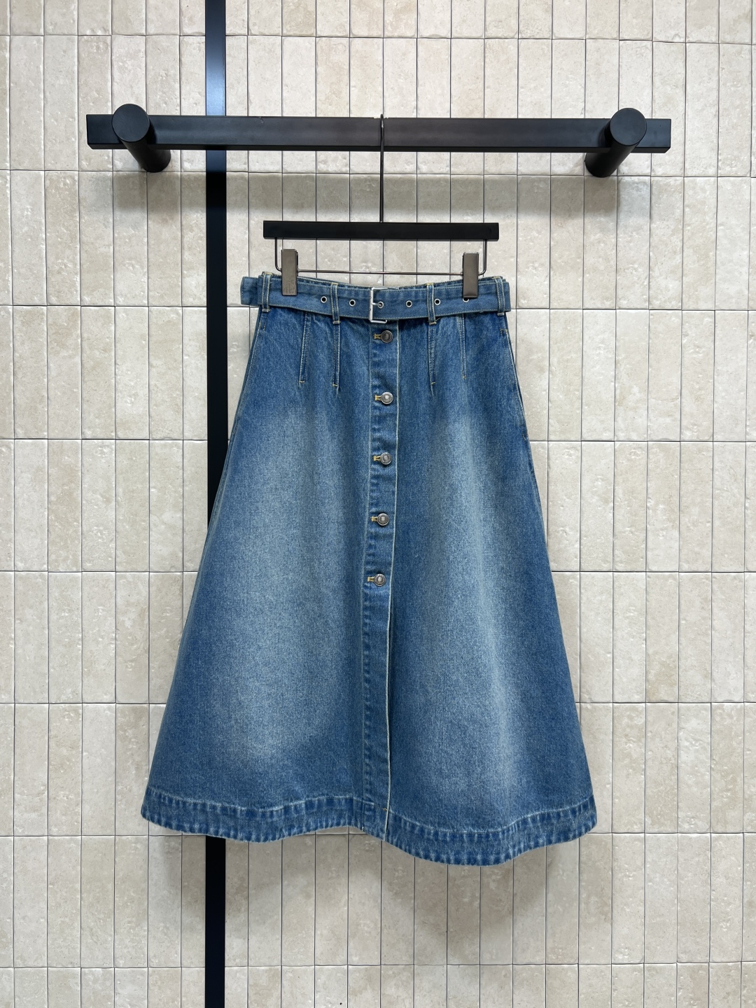 D家 26早春新款 牛仔内提花半身裙 原版定制字母牛仔洗水面料 高腰A字中长款+正面纽扣设计 穿脱超方便