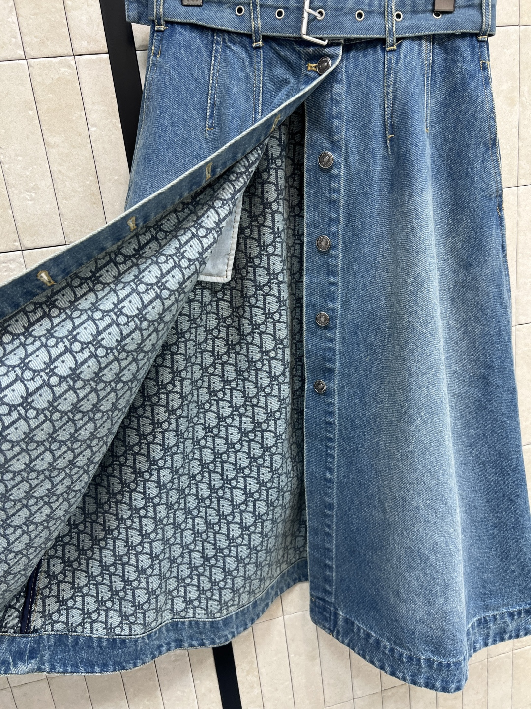 D家 26早春新款 牛仔内提花半身裙 原版定制字母牛仔洗水面料 高腰A字中长款+正面纽扣设计 穿脱超方便