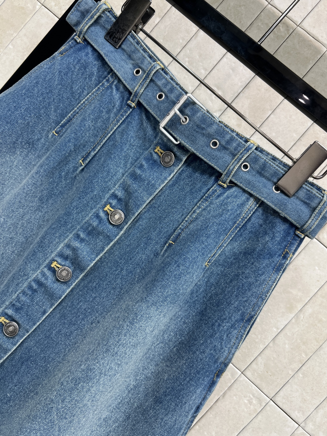 D家 26早春新款 牛仔内提花半身裙 原版定制字母牛仔洗水面料 高腰A字中长款+正面纽扣设计 穿脱超方便