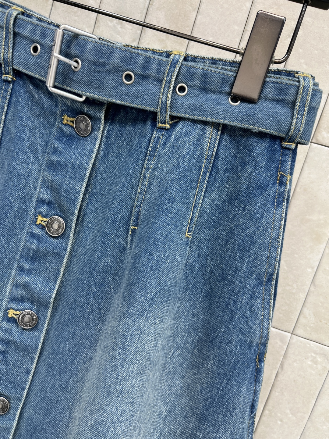 D家 26早春新款 牛仔内提花半身裙 原版定制字母牛仔洗水面料 高腰A字中长款+正面纽扣设计 穿脱超方便