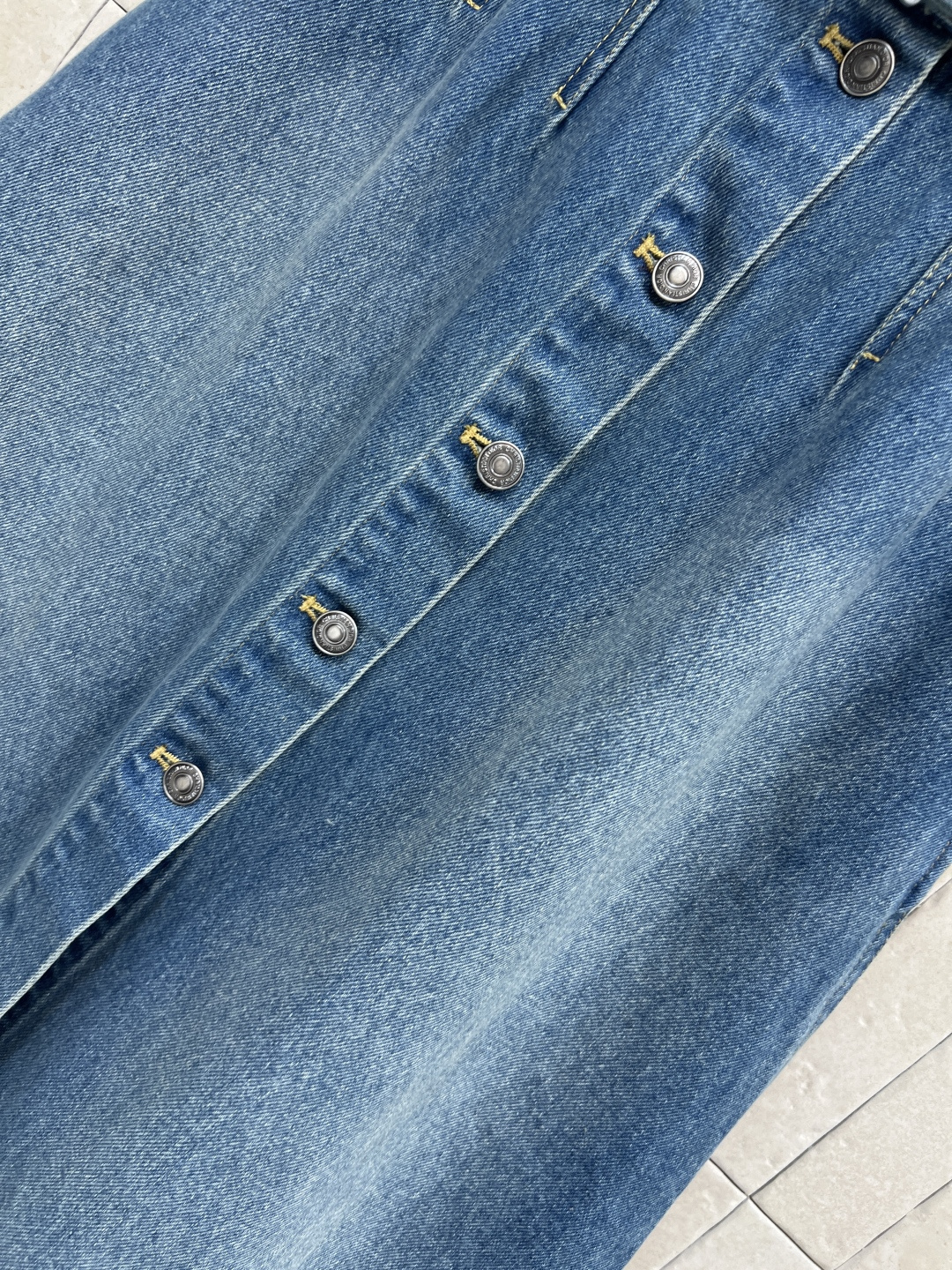 D家 26早春新款 牛仔内提花半身裙 原版定制字母牛仔洗水面料 高腰A字中长款+正面纽扣设计 穿脱超方便