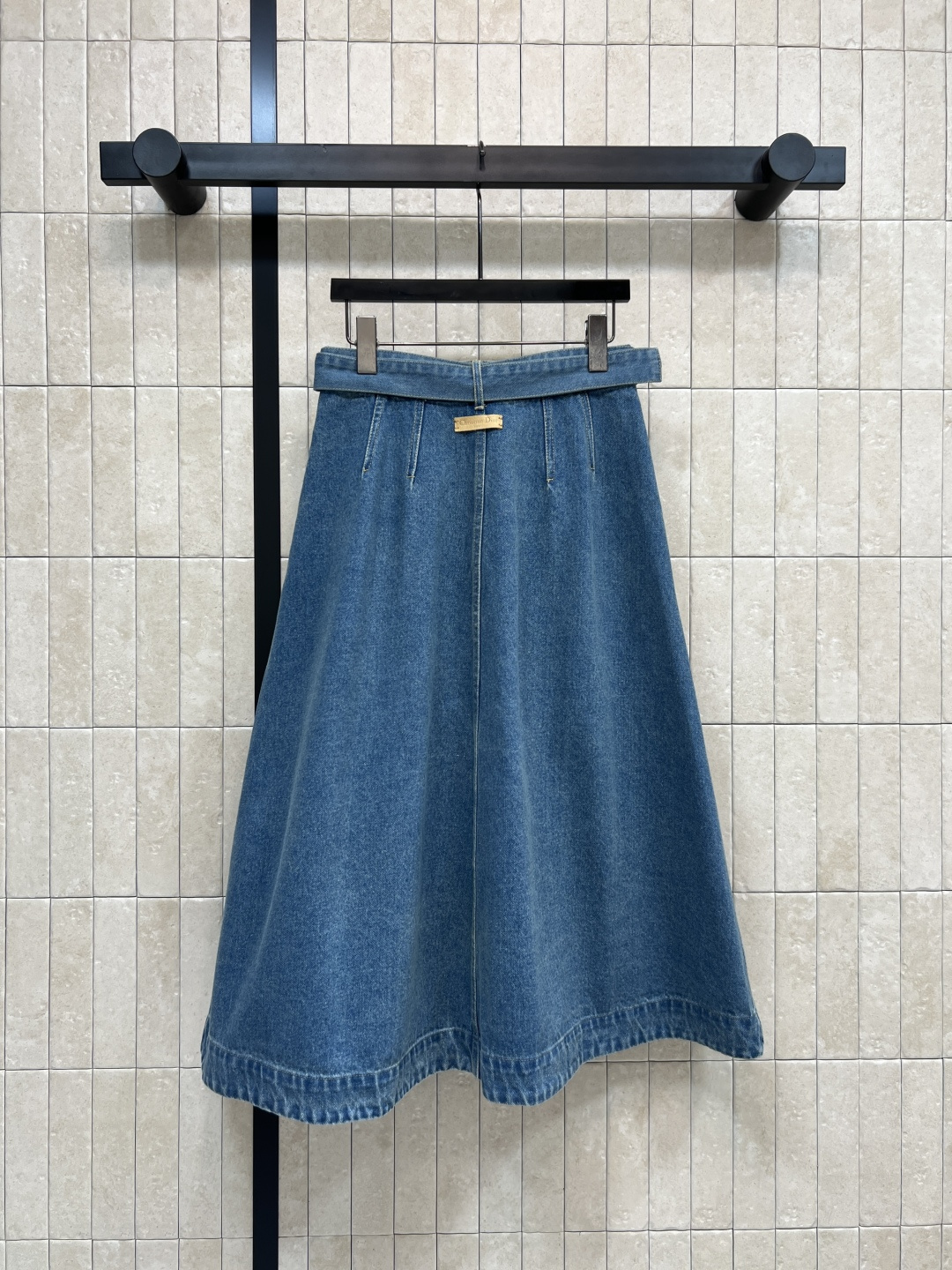 D家 26早春新款 牛仔内提花半身裙 原版定制字母牛仔洗水面料 高腰A字中长款+正面纽扣设计 穿脱超方便