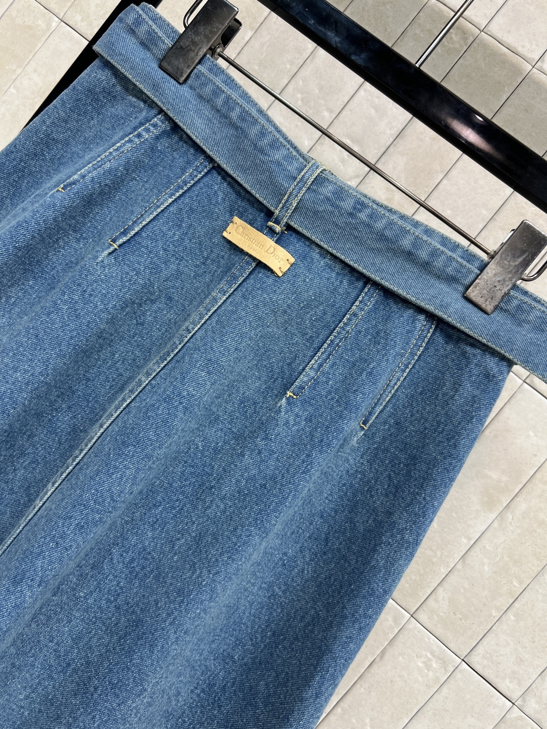 D家 26早春新款 牛仔内提花半身裙 原版定制字母牛仔洗水面料 高腰A字中长款+正面纽扣设计 穿脱超方便