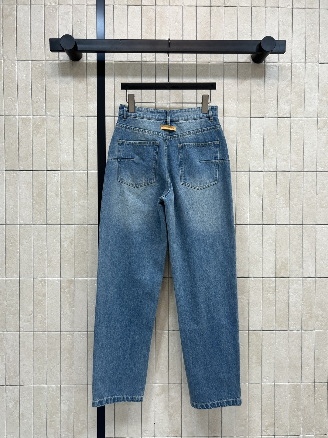 D家 26早春新款 牛仔内提花直筒裤 原版定制字母牛仔洗水面料 低调又时髦 高腰剪裁拉长腿部比例 直筒裤