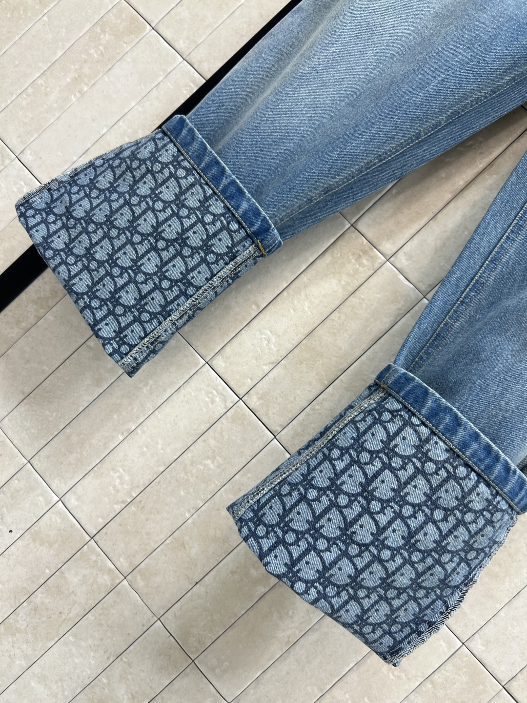 D家 26早春新款 牛仔内提花直筒裤 原版定制字母牛仔洗水面料 低调又时髦 高腰剪裁拉长腿部比例 直筒裤