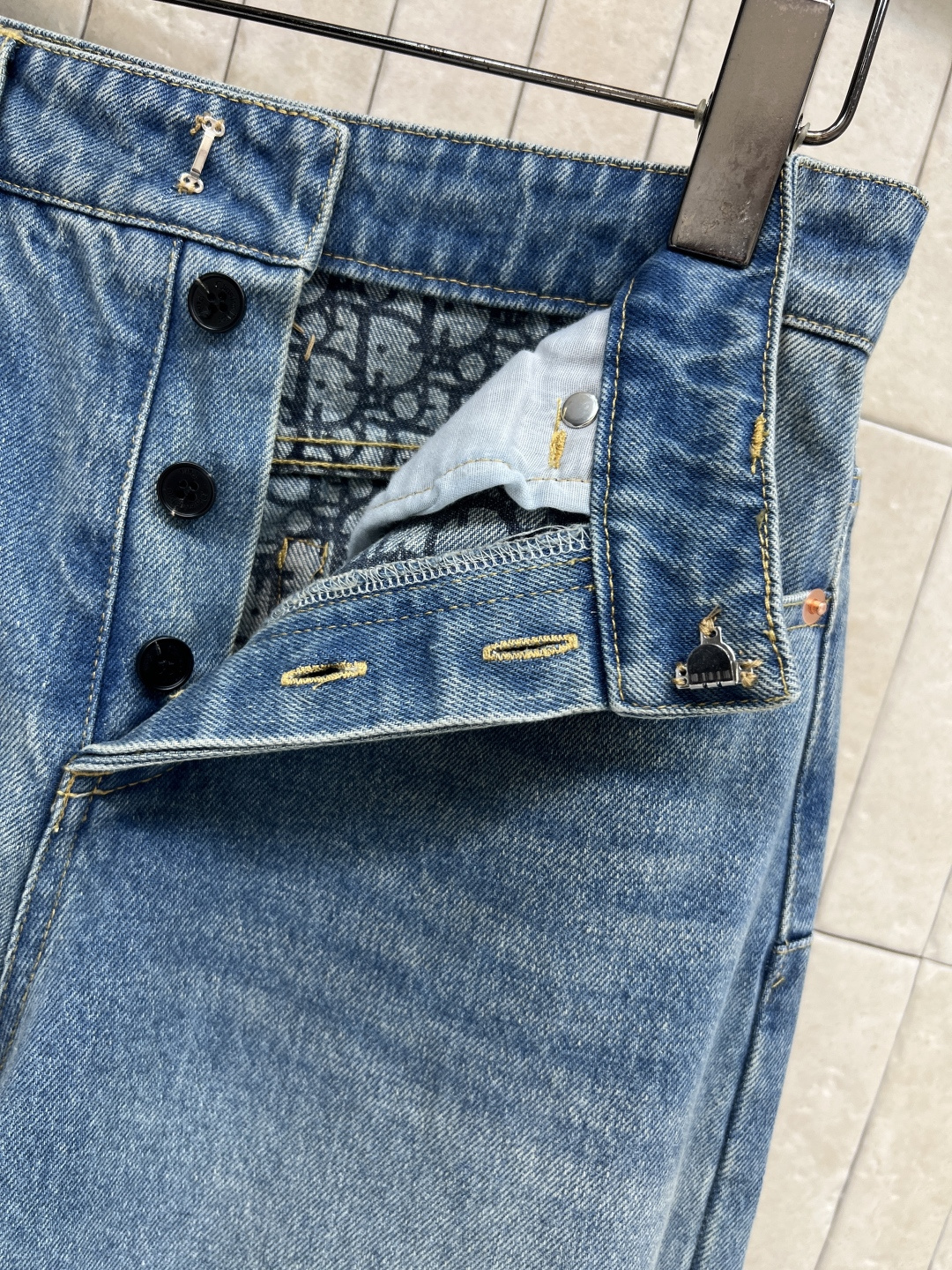 D家 26早春新款 牛仔内提花直筒裤 原版定制字母牛仔洗水面料 低调又时髦 高腰剪裁拉长腿部比例 直筒裤