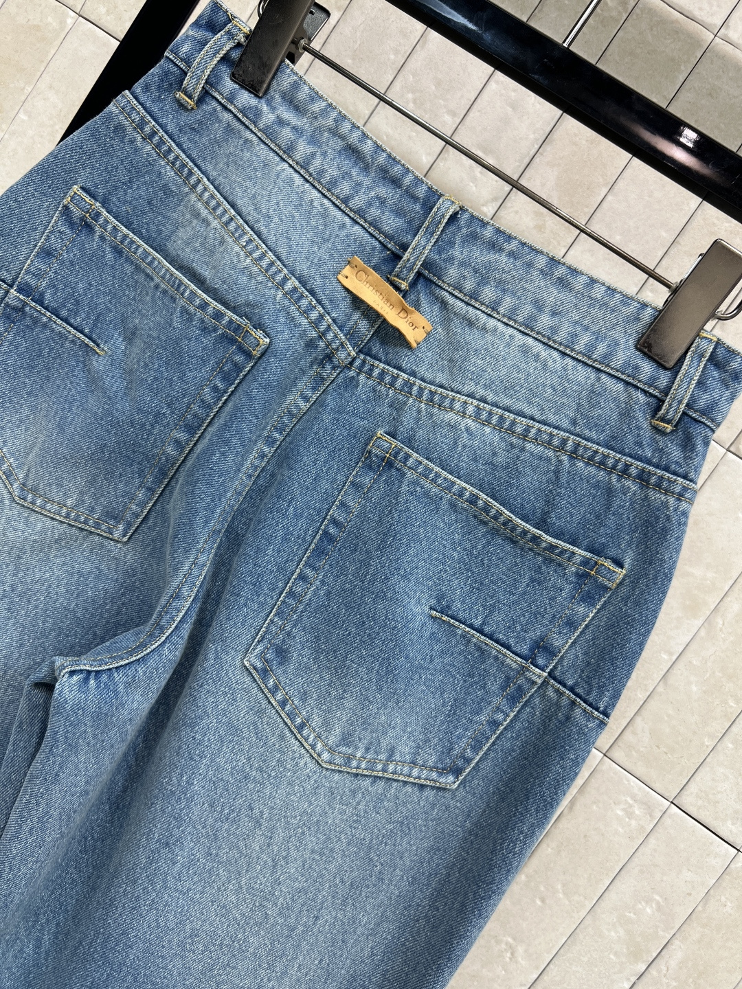 D家 26早春新款 牛仔内提花直筒裤 原版定制字母牛仔洗水面料 低调又时髦 高腰剪裁拉长腿部比例 直筒裤