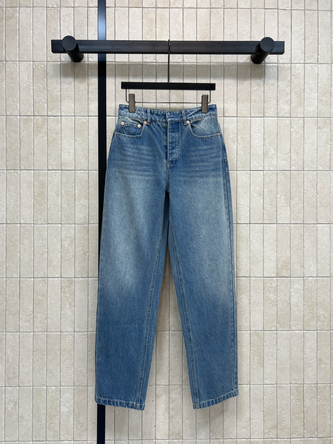 D家 26早春新款 牛仔内提花直筒裤 原版定制字母牛仔洗水面料 低调又时髦 高腰剪裁拉长腿部比例 直筒裤