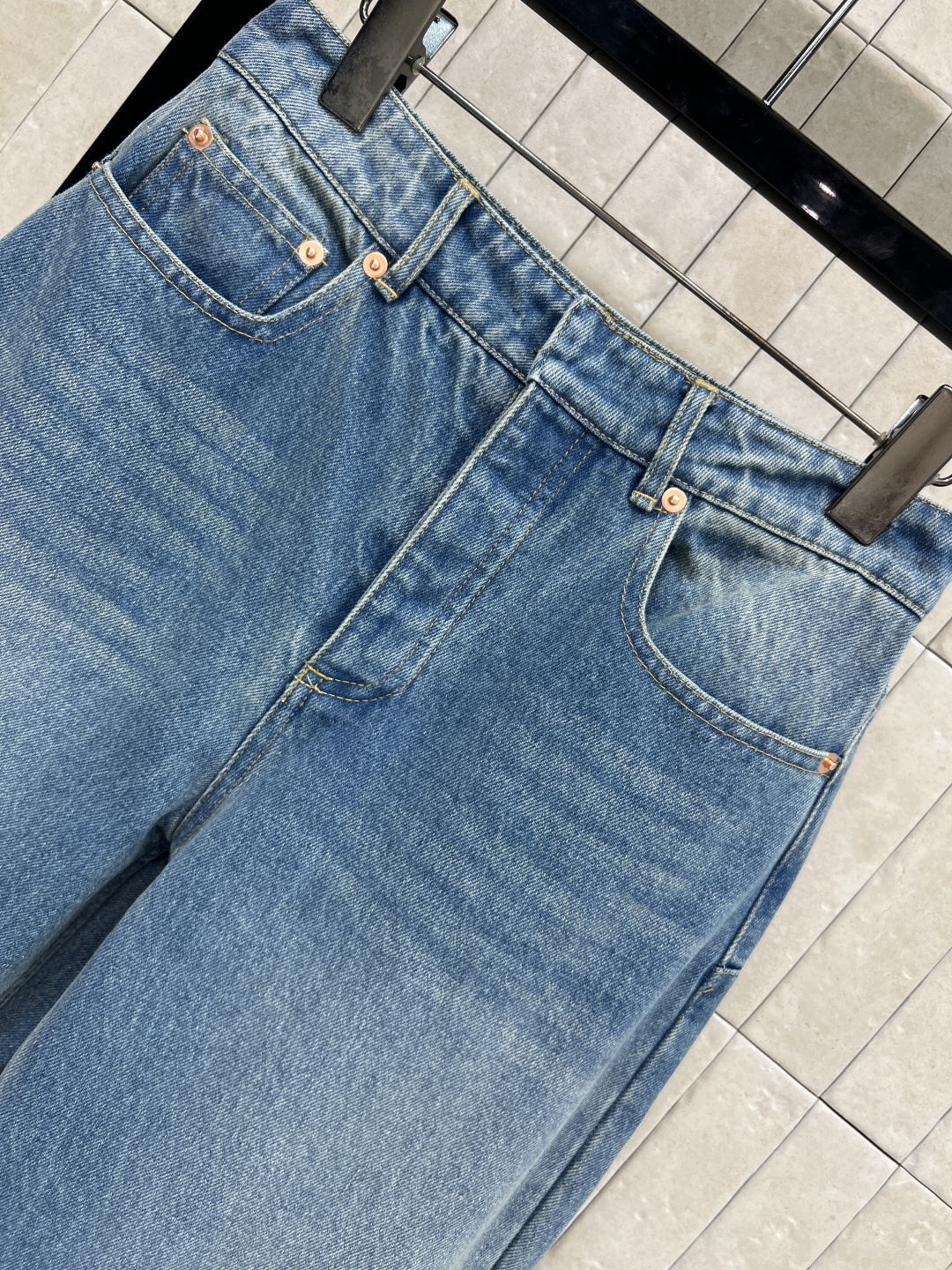 D家 26早春新款 牛仔内提花直筒裤 原版定制字母牛仔洗水面料 低调又时髦 高腰剪裁拉长腿部比例 直筒裤