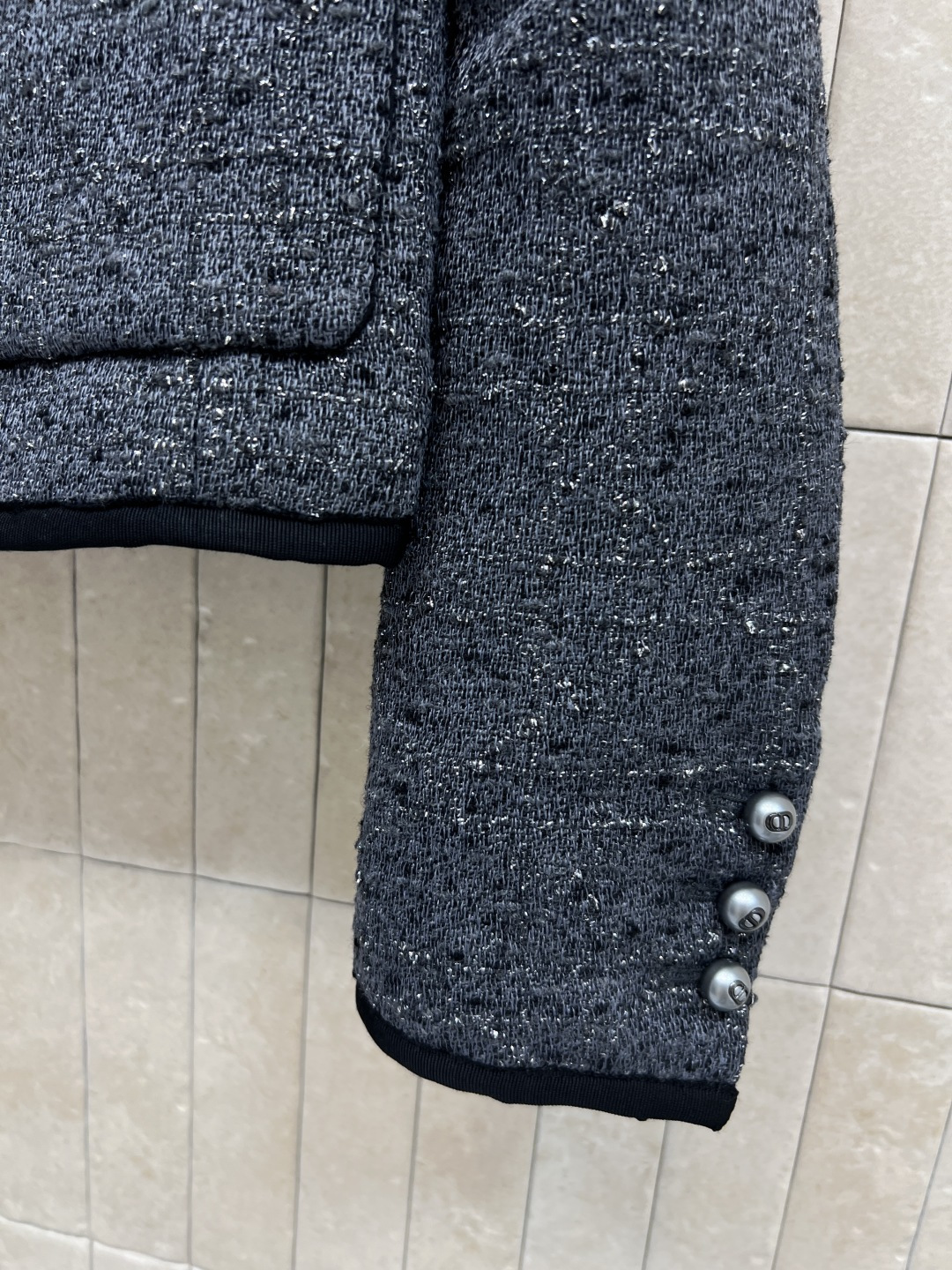 D家 25秋冬新款 圆领小香风小外套 经典圆领短款设计 手工纺粗花呢+闪银线 低调奢华感满满 经典CD珍