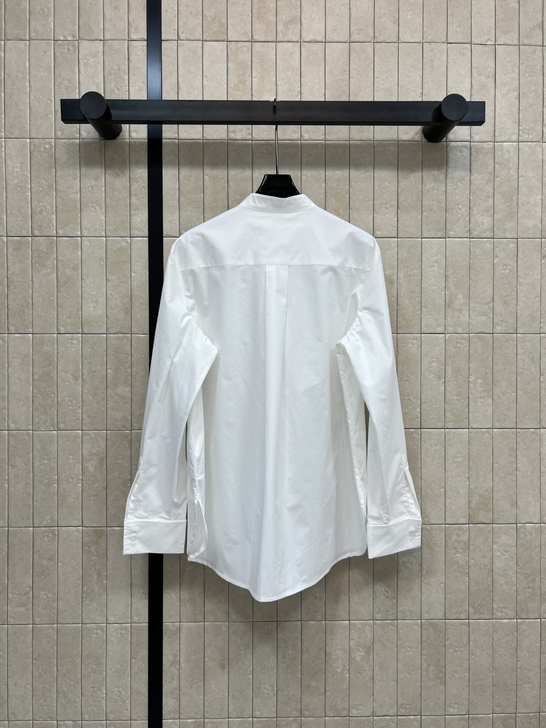 D家 25秋冬新款 荷叶领白衬衫 轻薄透气棉质面料 穿着舒适 立领+不规则荷叶边领设计 层次感满满 搭配