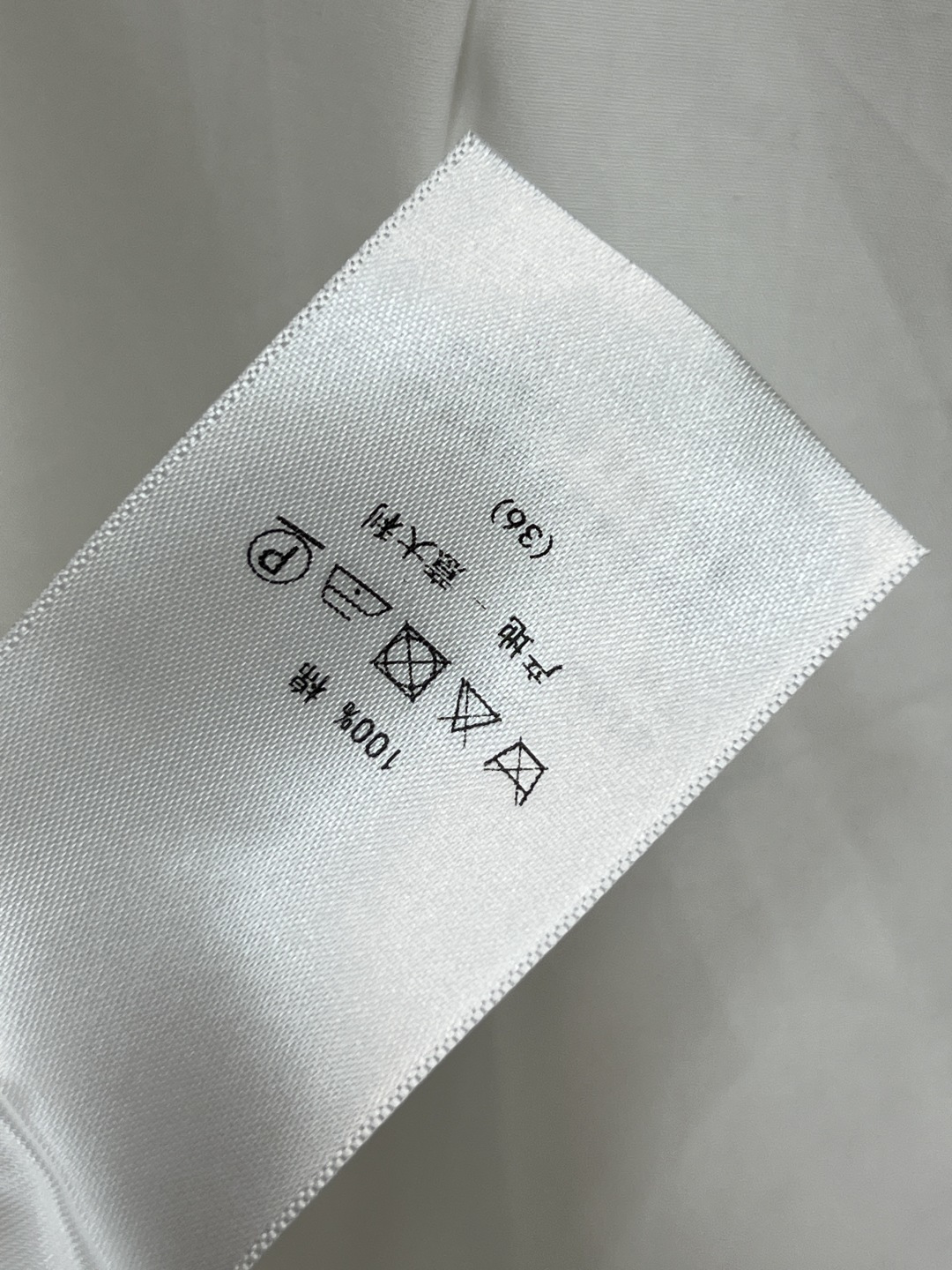 D家 25秋冬新款 荷叶领白衬衫 轻薄透气棉质面料 穿着舒适 立领+不规则荷叶边领设计 层次感满满 搭配