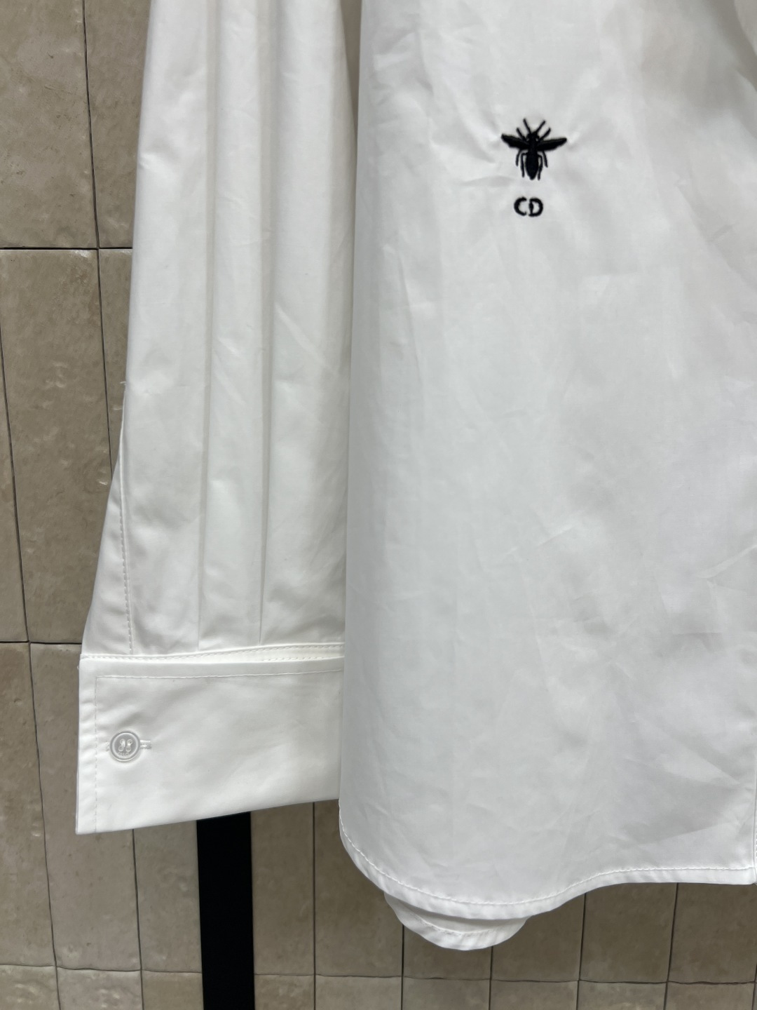 D家 25秋冬新款 荷叶领白衬衫 轻薄透气棉质面料 穿着舒适 立领+不规则荷叶边领设计 层次感满满 搭配