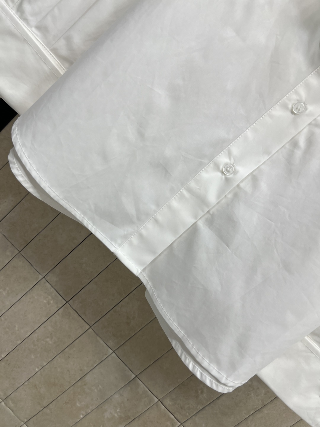 D家 25秋冬新款 荷叶领白衬衫 轻薄透气棉质面料 穿着舒适 立领+不规则荷叶边领设计 层次感满满 搭配