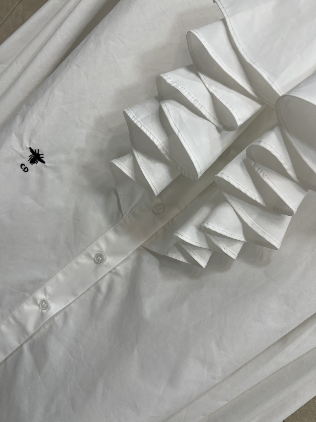 D家 25秋冬新款 荷叶领白衬衫 轻薄透气棉质面料 穿着舒适 立领+不规则荷叶边领设计 层次感满满 搭配