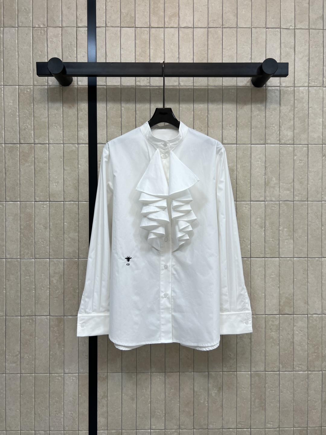 D家 25秋冬新款 荷叶领白衬衫 轻薄透气棉质面料 穿着舒适 立领+不规则荷叶边领设计 层次感满满 搭配