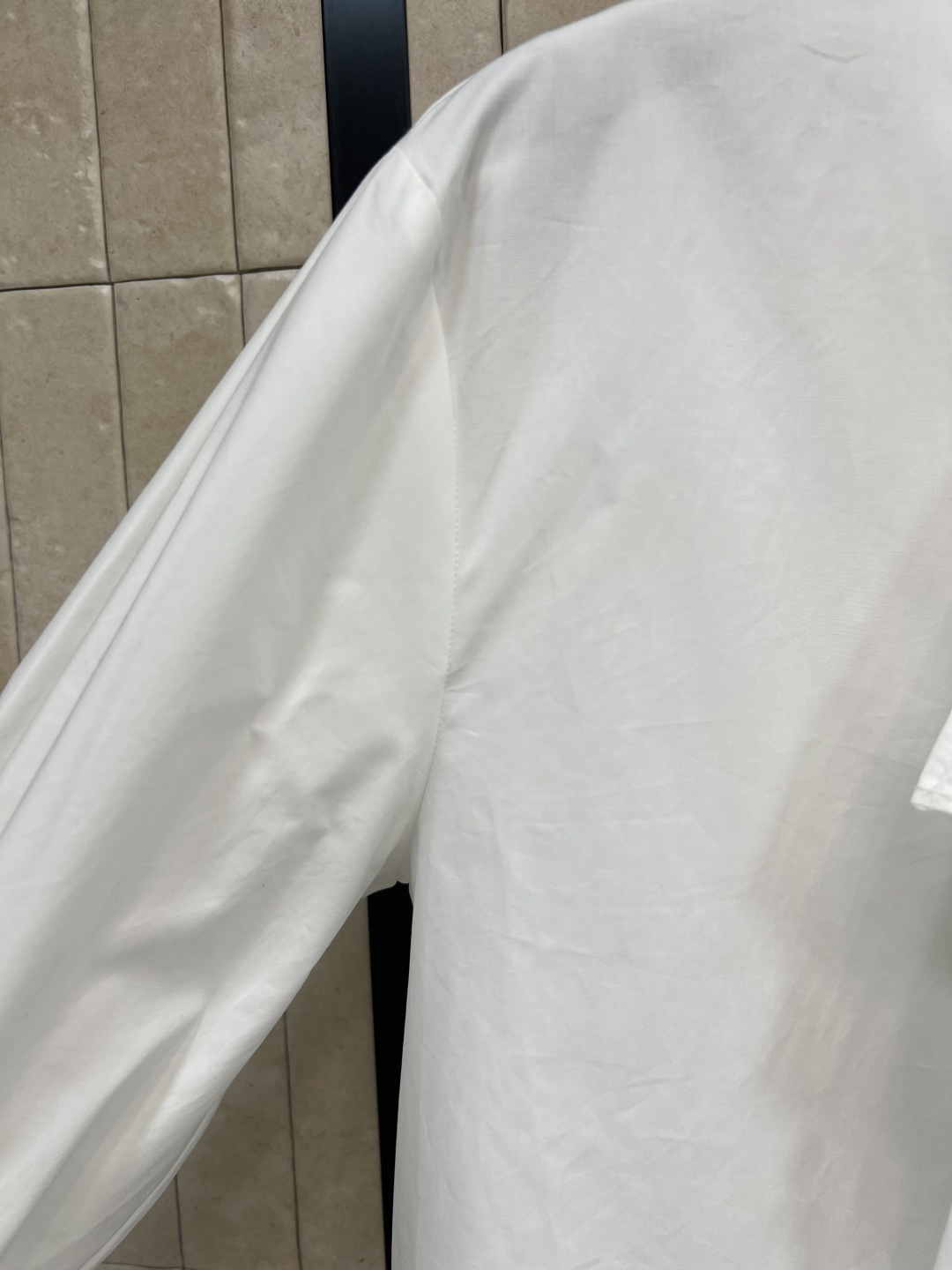 D家 25秋冬新款 荷叶领白衬衫 轻薄透气棉质面料 穿着舒适 立领+不规则荷叶边领设计 层次感满满 搭配