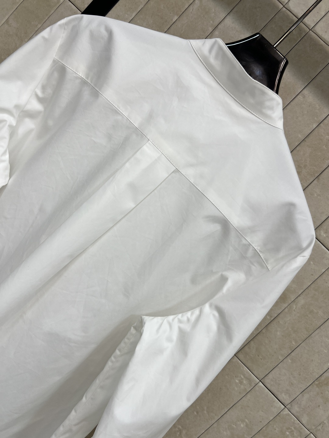 D家 25秋冬新款 荷叶领白衬衫 轻薄透气棉质面料 穿着舒适 立领+不规则荷叶边领设计 层次感满满 搭配