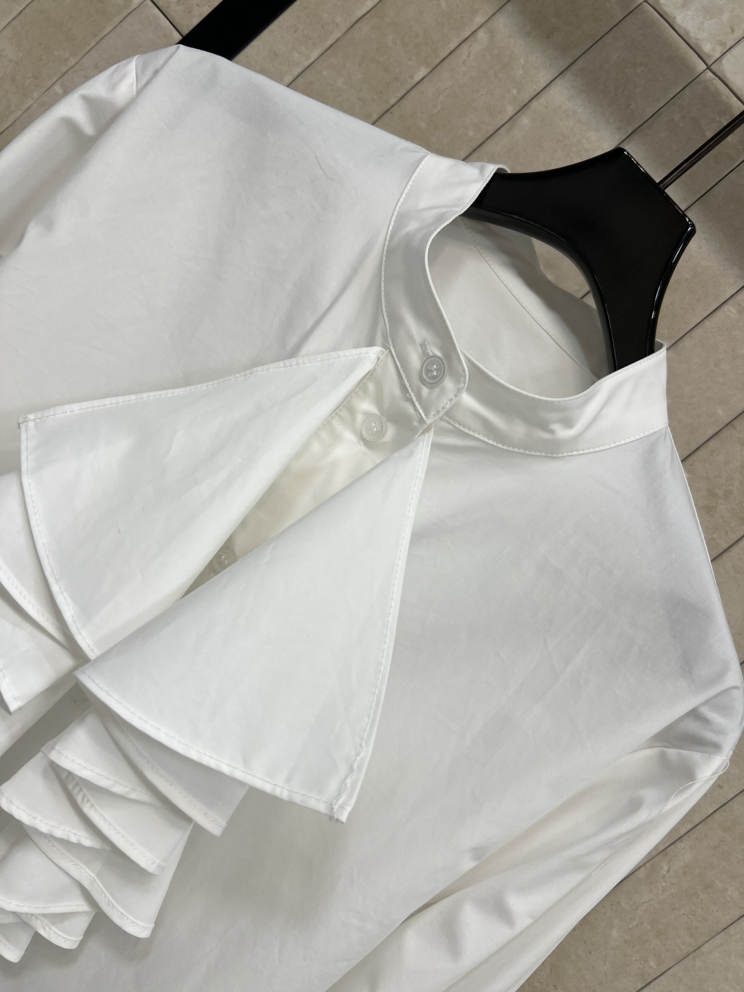 D家 25秋冬新款 荷叶领白衬衫 轻薄透气棉质面料 穿着舒适 立领+不规则荷叶边领设计 层次感满满 搭配