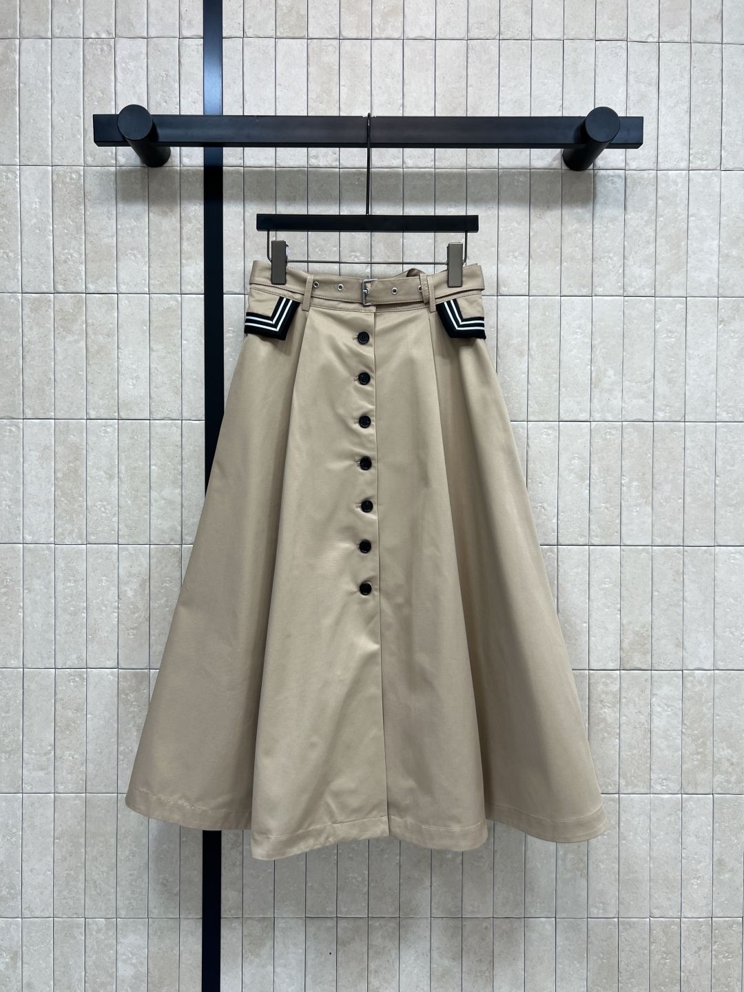 D家 25秋冬新款 卡其色半身裙 高腰a字伞裙摆 配本布腰带收腰 上身超显比例感 两侧黑白条纹口袋装饰 