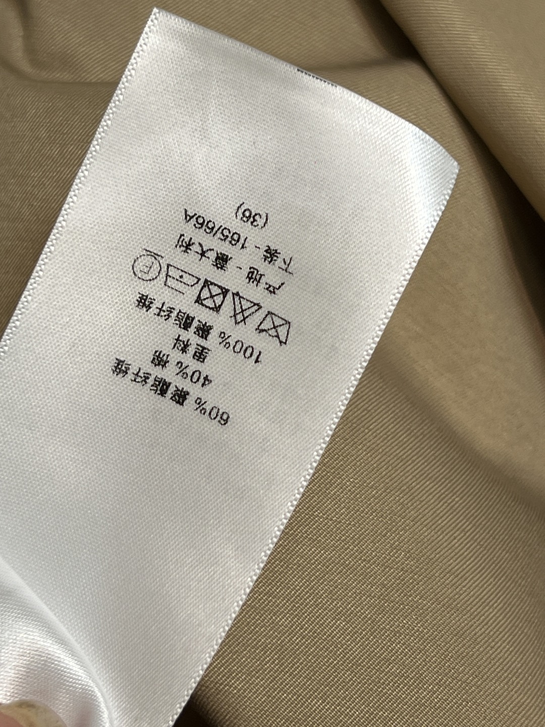 D家 25秋冬新款 卡其色半身裙 高腰a字伞裙摆 配本布腰带收腰 上身超显比例感 两侧黑白条纹口袋装饰 