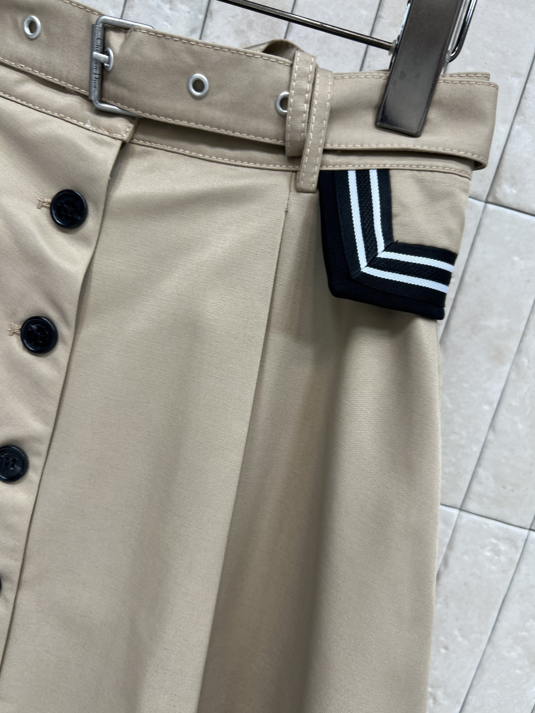 D家 25秋冬新款 卡其色半身裙 高腰a字伞裙摆 配本布腰带收腰 上身超显比例感 两侧黑白条纹口袋装饰 