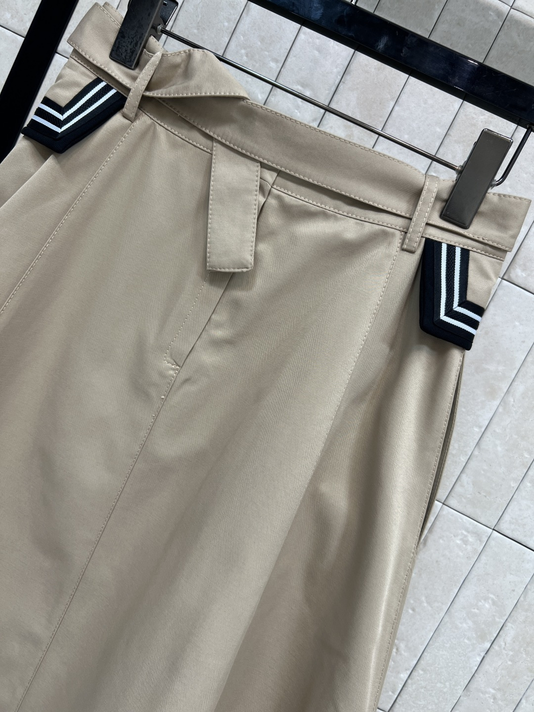 D家 25秋冬新款 卡其色半身裙 高腰a字伞裙摆 配本布腰带收腰 上身超显比例感 两侧黑白条纹口袋装饰 