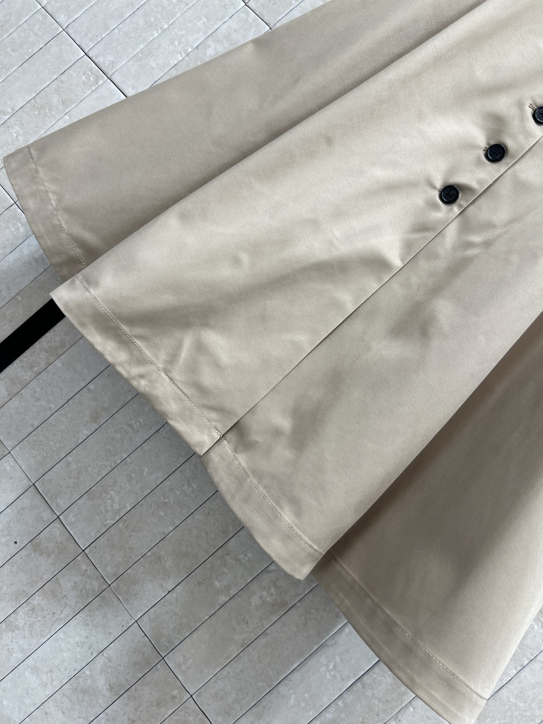 D家 25秋冬新款 卡其色半身裙 高腰a字伞裙摆 配本布腰带收腰 上身超显比例感 两侧黑白条纹口袋装饰 