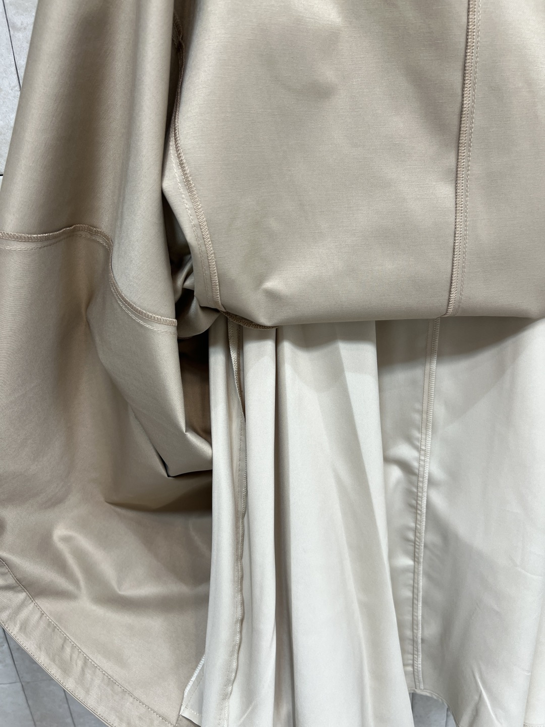 D家 25秋冬新款 卡其色半身裙 高腰a字伞裙摆 配本布腰带收腰 上身超显比例感 两侧黑白条纹口袋装饰 