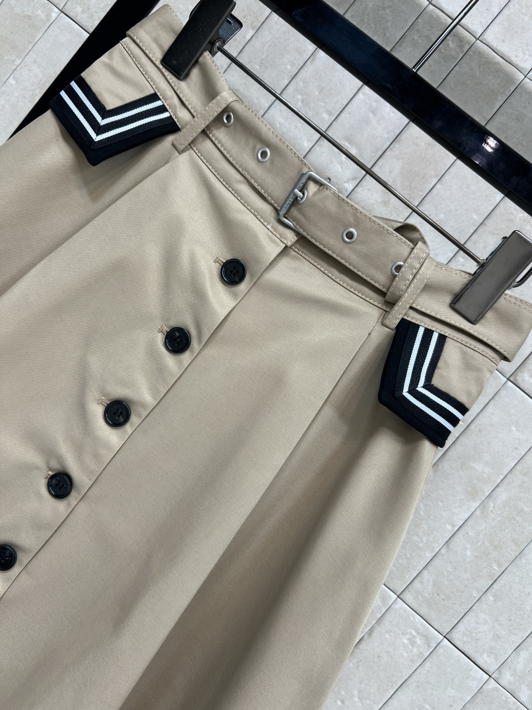 D家 25秋冬新款 卡其色半身裙 高腰a字伞裙摆 配本布腰带收腰 上身超显比例感 两侧黑白条纹口袋装饰 