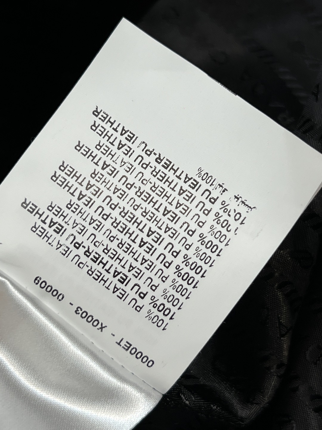 PD家 25秋冬新款 黑色PU皮西装外套 简约大方 经典翻领 三粒扣设计 剪裁利落 线条感满分 PU皮材