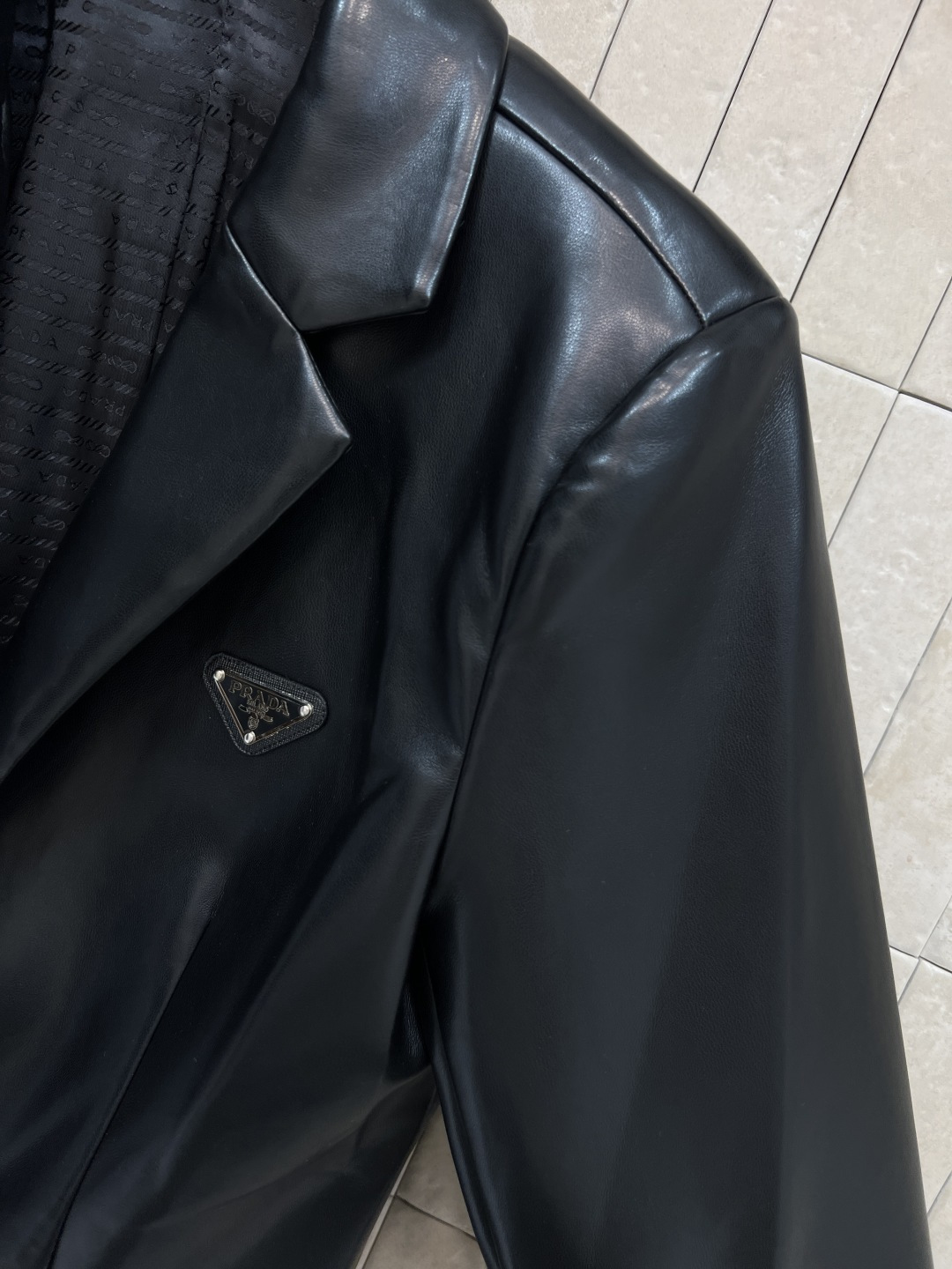 PD家 25秋冬新款 黑色PU皮西装外套 简约大方 经典翻领 三粒扣设计 剪裁利落 线条感满分 PU皮材