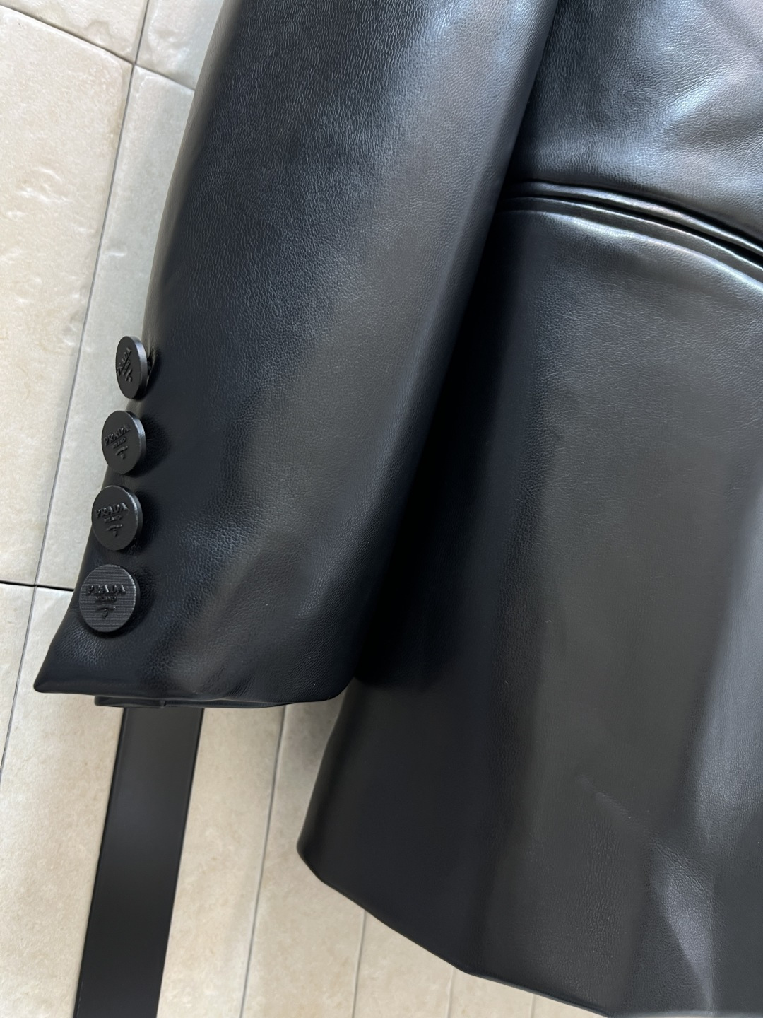 PD家 25秋冬新款 黑色PU皮西装外套 简约大方 经典翻领 三粒扣设计 剪裁利落 线条感满分 PU皮材