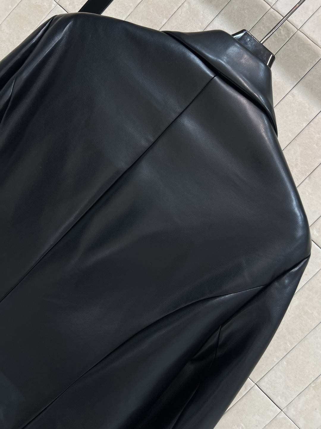PD家 25秋冬新款 黑色PU皮西装外套 简约大方 经典翻领 三粒扣设计 剪裁利落 线条感满分 PU皮材