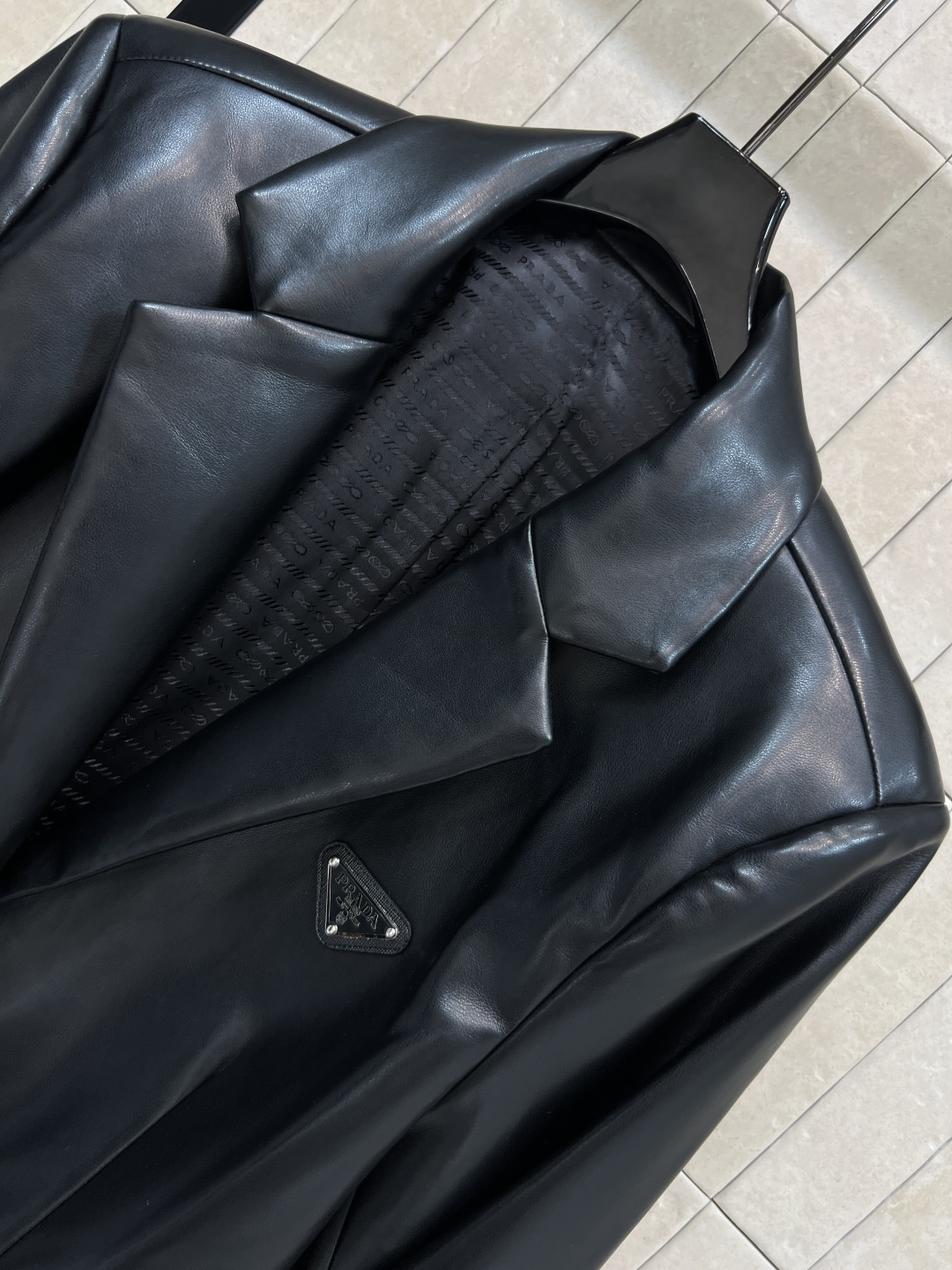 PD家 25秋冬新款 黑色PU皮西装外套 简约大方 经典翻领 三粒扣设计 剪裁利落 线条感满分 PU皮材