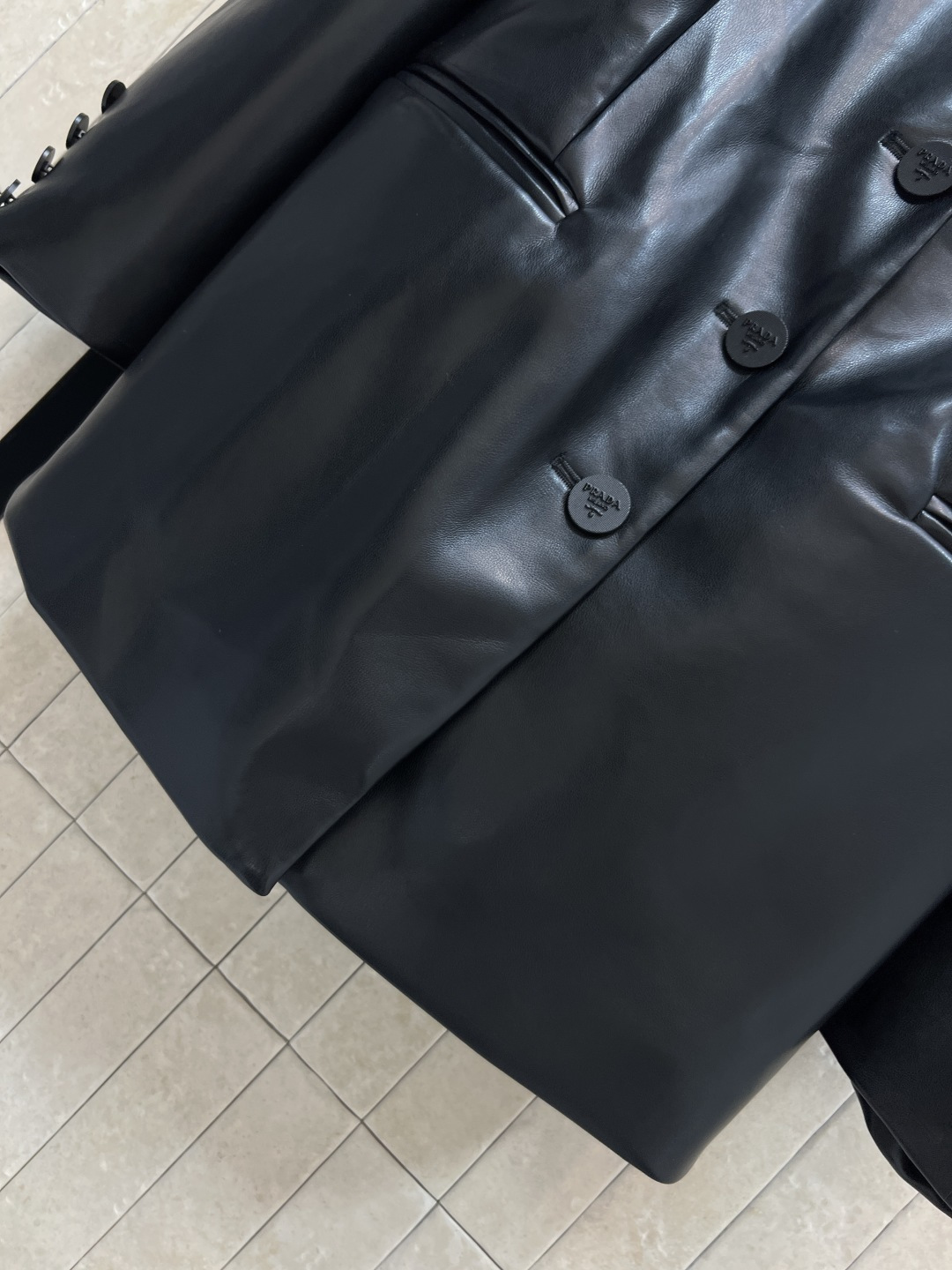 PD家 25秋冬新款 黑色PU皮西装外套 简约大方 经典翻领 三粒扣设计 剪裁利落 线条感满分 PU皮材