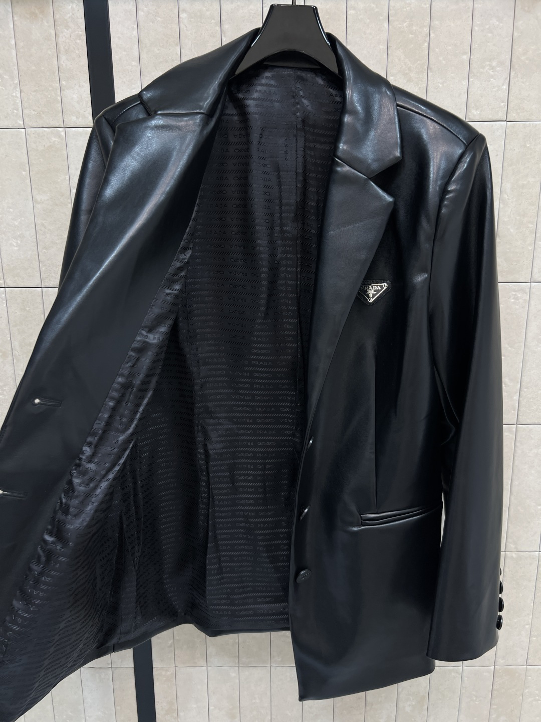 PD家 25秋冬新款 黑色PU皮西装外套 简约大方 经典翻领 三粒扣设计 剪裁利落 线条感满分 PU皮材