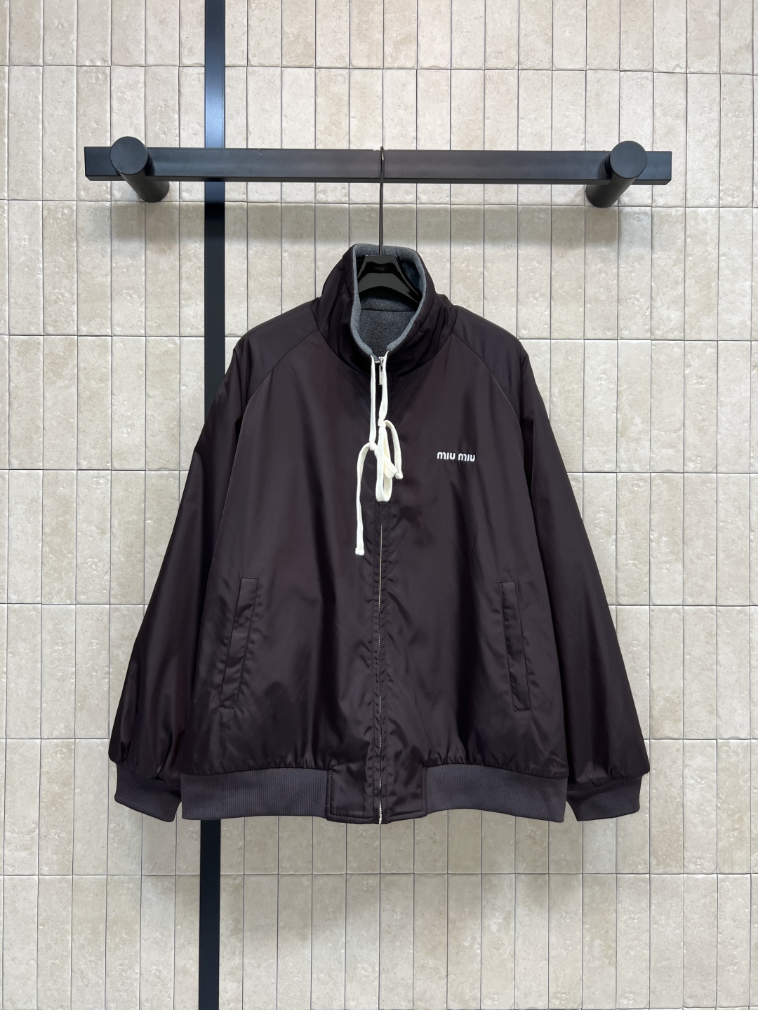 MIu家 25秋冬新款 双层穿立领夹克外套 一面纯色尼龙面料 一面灰色羊羔毛 高品质面料 轻便又保暖！立