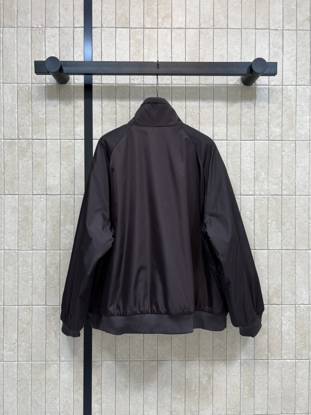 MIu家 25秋冬新款 双层穿立领夹克外套 一面纯色尼龙面料 一面灰色羊羔毛 高品质面料 轻便又保暖！立