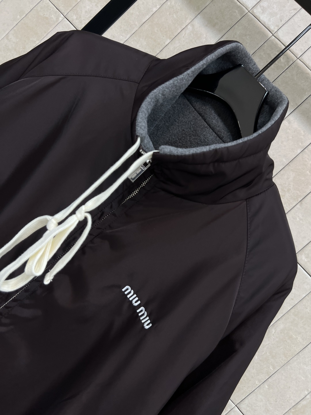 MIu家 25秋冬新款 双层穿立领夹克外套 一面纯色尼龙面料 一面灰色羊羔毛 高品质面料 轻便又保暖！立