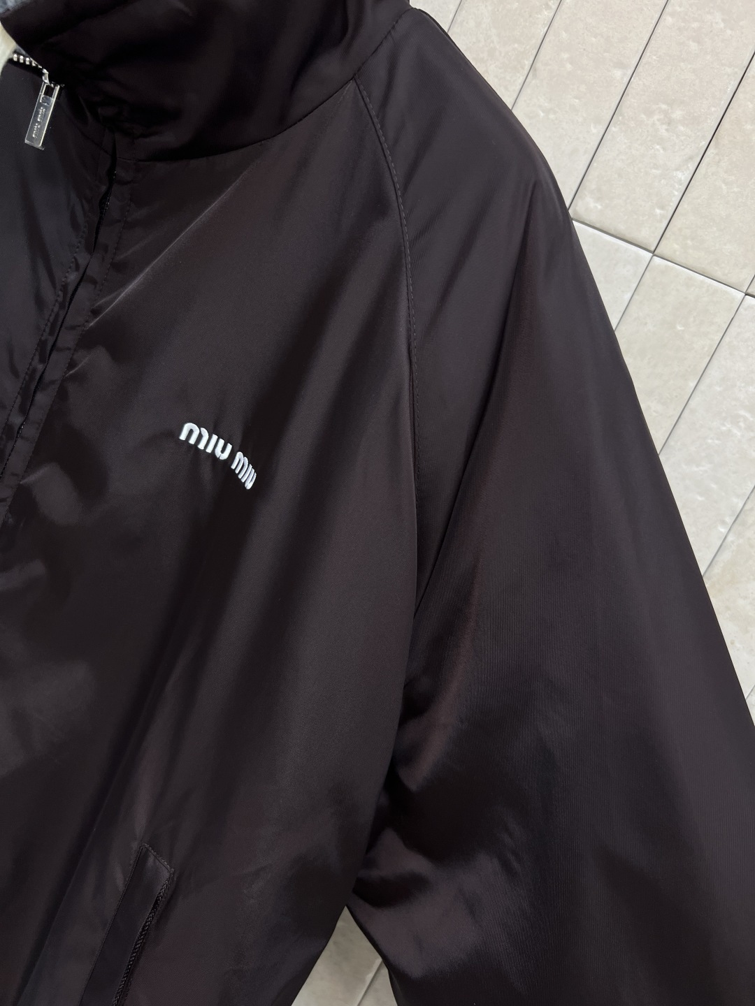 MIu家 25秋冬新款 双层穿立领夹克外套 一面纯色尼龙面料 一面灰色羊羔毛 高品质面料 轻便又保暖！立