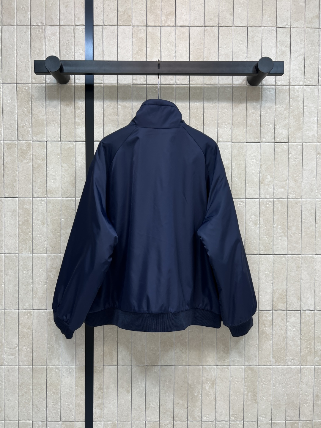 MIu家 25秋冬新款 双层穿立领夹克外套 一面纯色尼龙面料 一面灰色羊羔毛 高品质面料 轻便又保暖！立