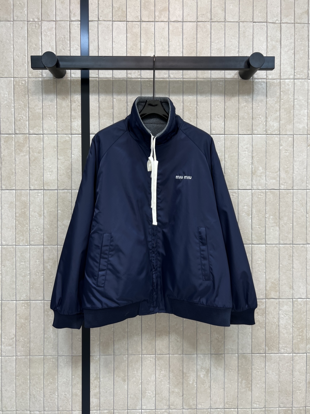 MIu家 25秋冬新款 双层穿立领夹克外套 一面纯色尼龙面料 一面灰色羊羔毛 高品质面料 轻便又保暖！立